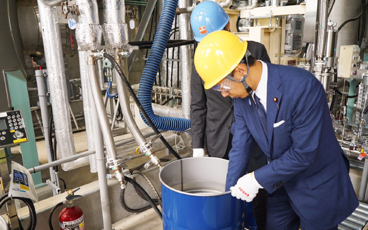 工場を視察する山本左近