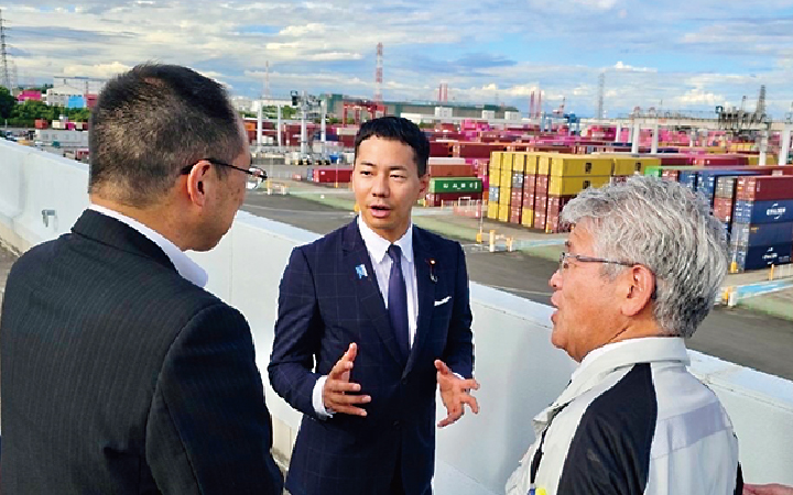 工場の社員さんとインフラ整備について語り合う山本左近